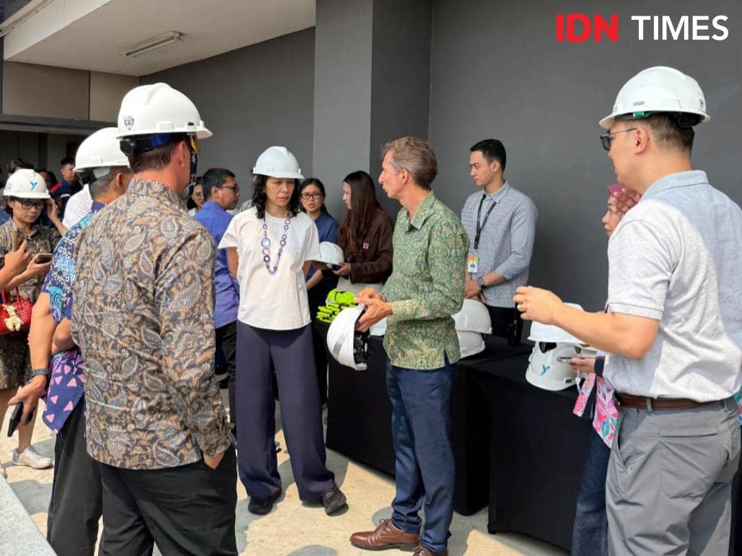Deretan panel surya terpasang di atap Mal Ciputra Tangerang sebagai sumber listrik untuk operasional mal.