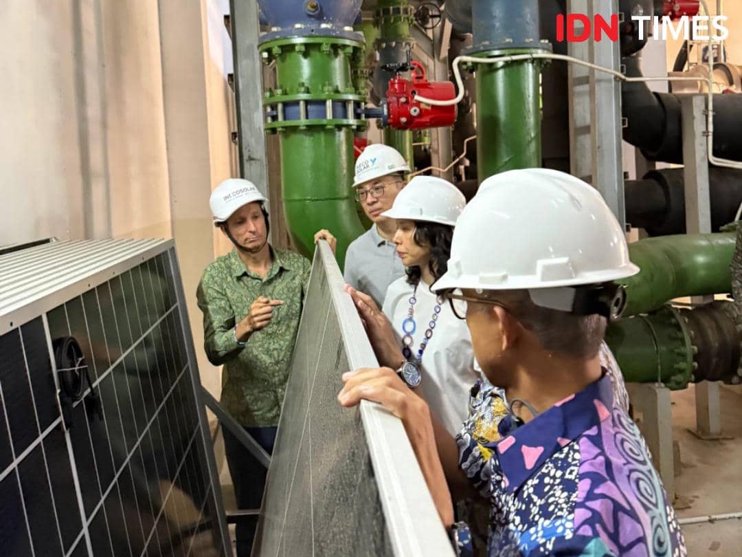 Sebanyak 1.260 panel surya terpasang di atap Mal Ciputra Tangerang untuk kebutuhan listrik bangunan.