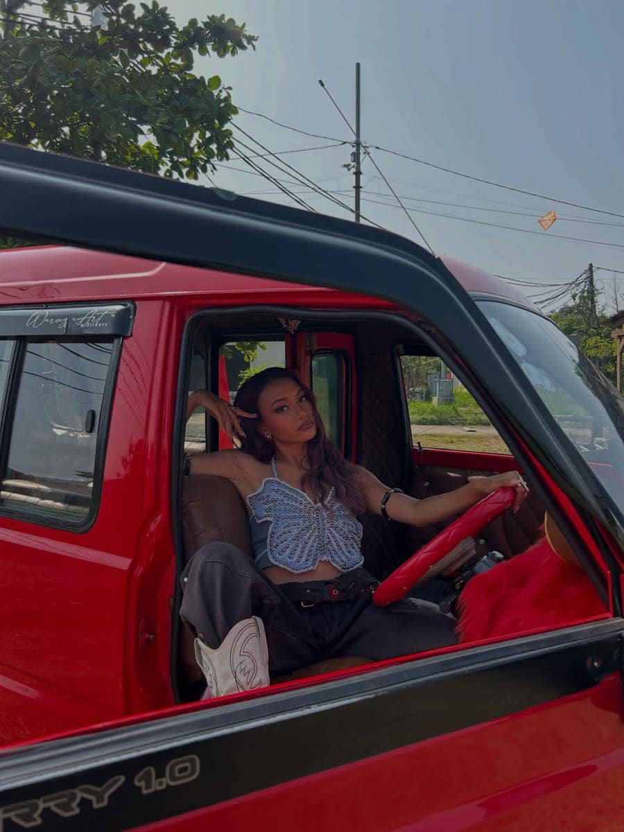 Potret suasana di balik layar produksi video musik “honk!” oleh no na, dibagikan melalui akun Instagram queennetey.
