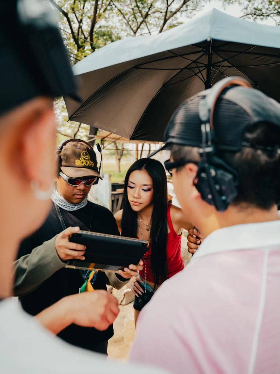Potret di balik layar video musik “Honk!” oleh No Na yang dibagikan melalui akun Instagram @bailafuri.