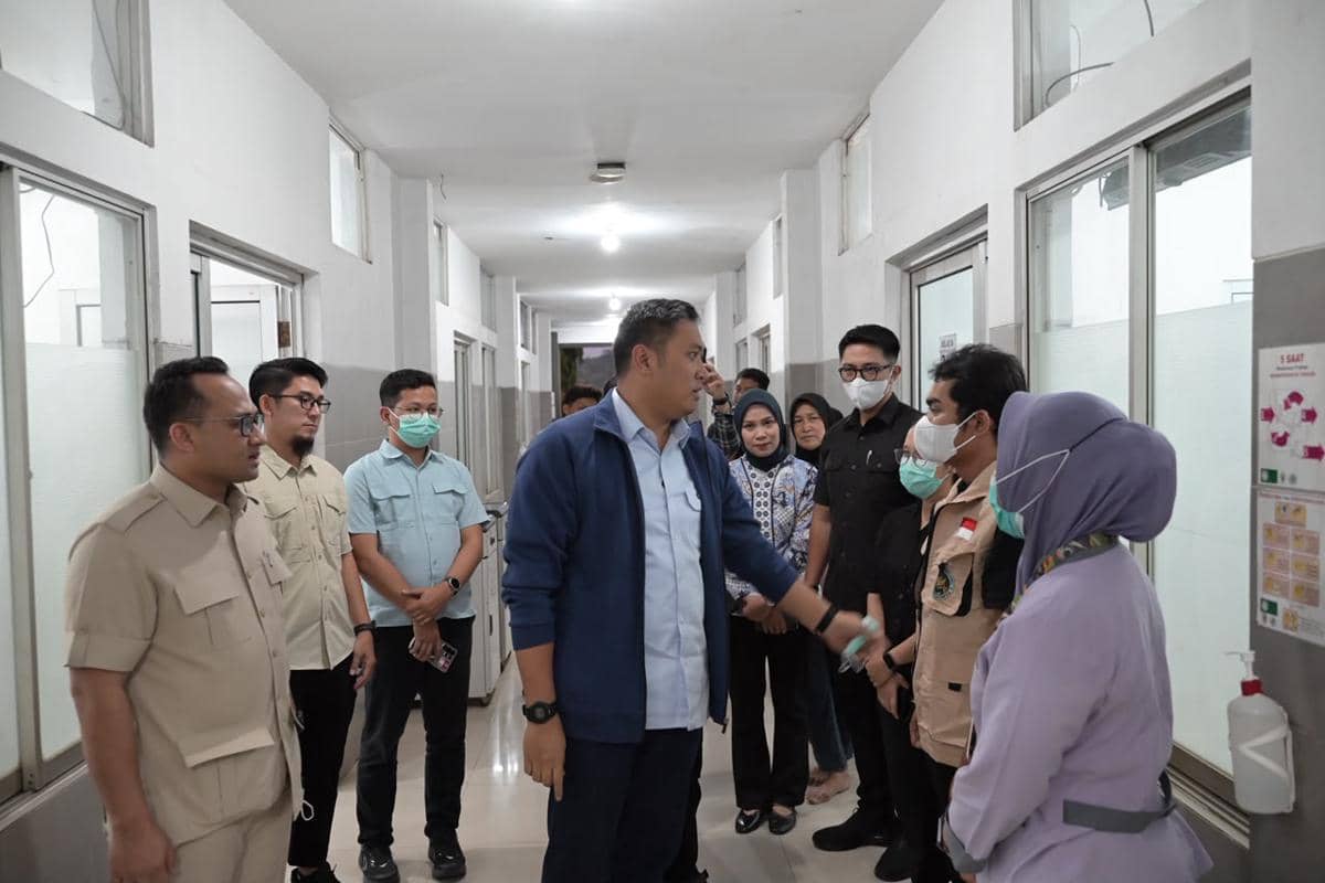 Kepala BGN Sudaryono menjenguk korban yang diduga alami keracunan di Semarang (Dok. BGN)