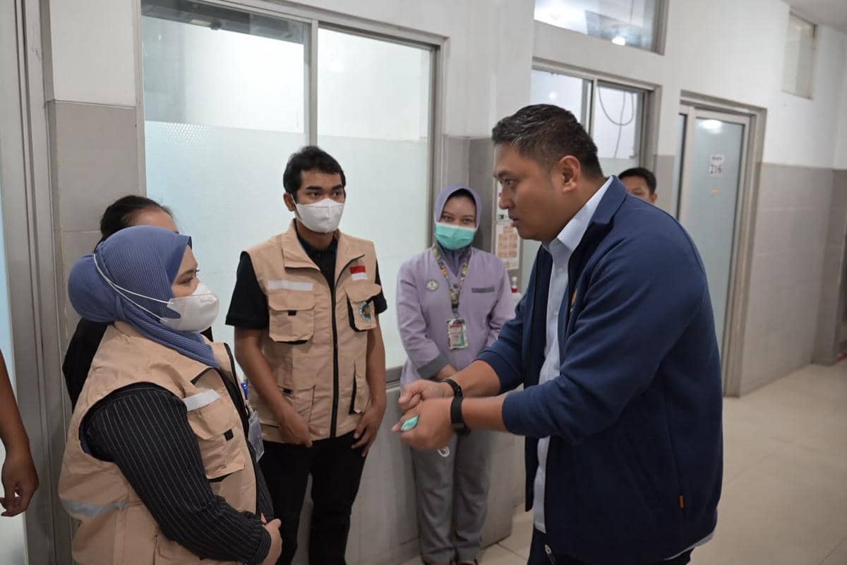 Kepala BGN Sudaryono menjenguk korban yang diduga alami keracunan di Semarang (Dok. BGN)