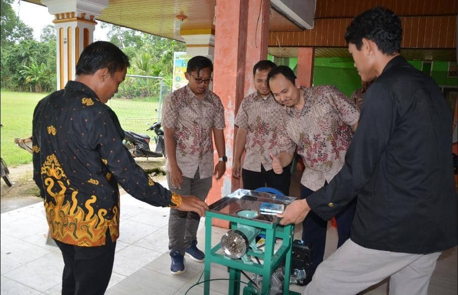 Perwakilan kelompok pembudidaya belut Desa Pemerihan menerima pakan Nano-ZnO dan mesin pembuat pakan.