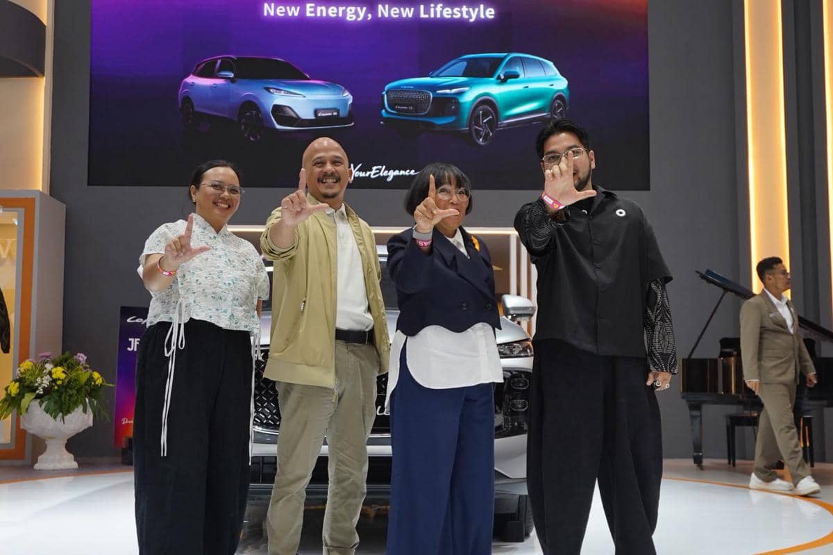 Layar panggung LEPAS di GIIAS 2026 menampilkan kolaborasi Jakarta Fashion Week serta peluncuran E4 EV dan L8 PHEV.