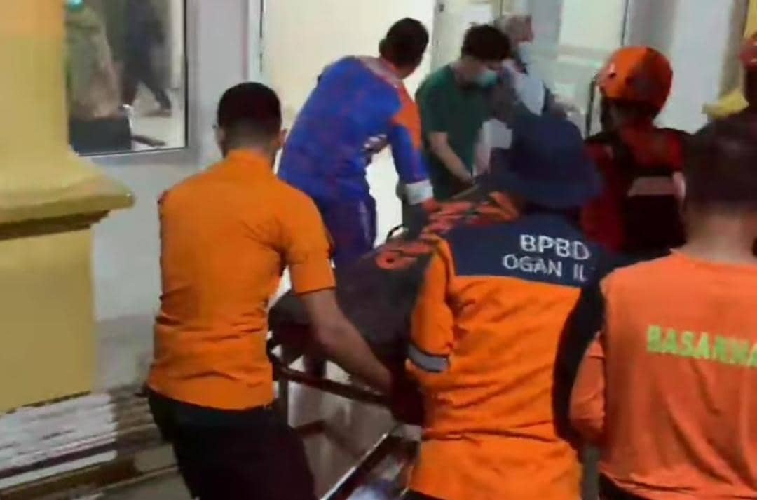 Tim SAR gabungan mengevakuasi jasad pria yang tenggelam di Sungai Ogan. 