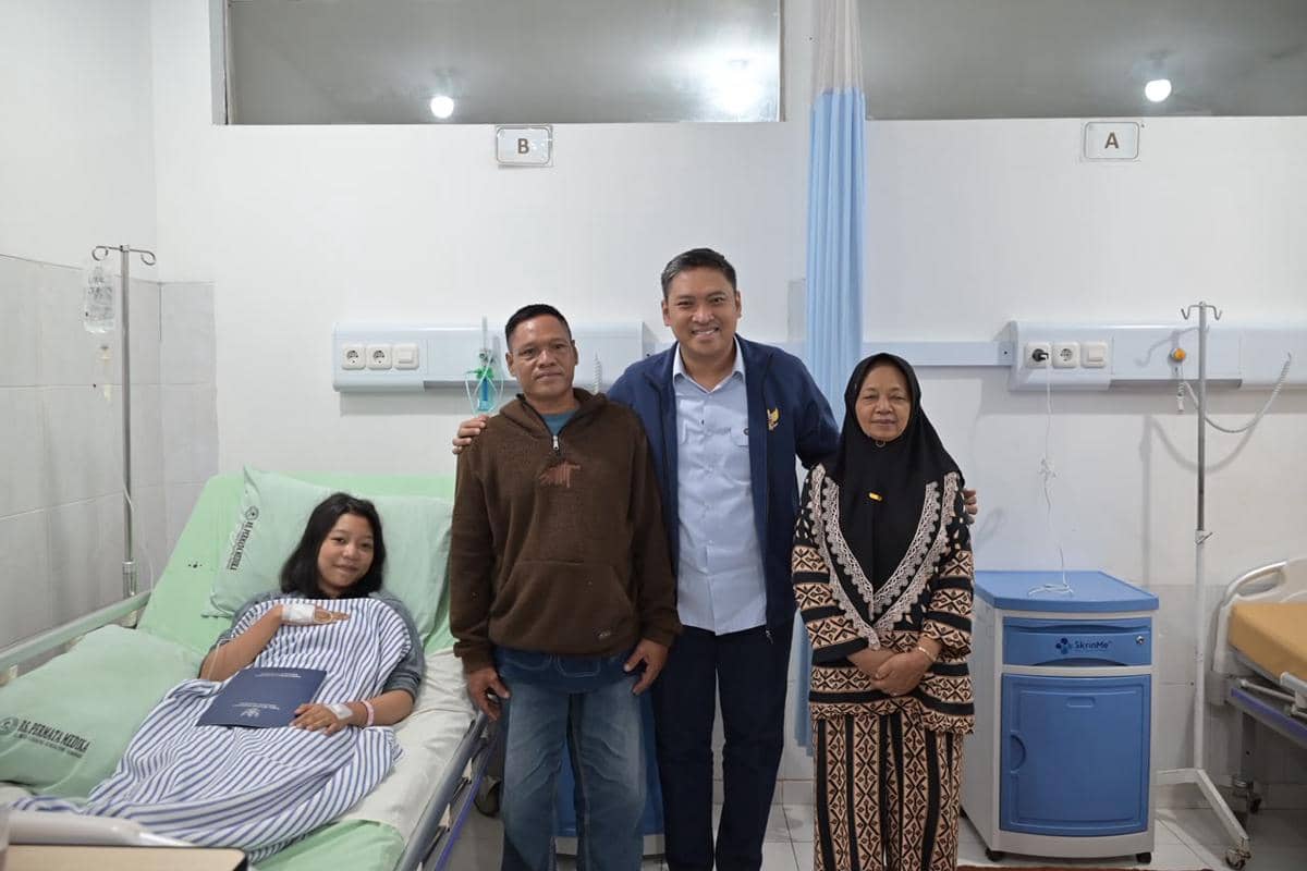 Kepala BGN Sudaryono menjenguk korban yang diduga alami keracunan di Semarang (Dok. BGN)