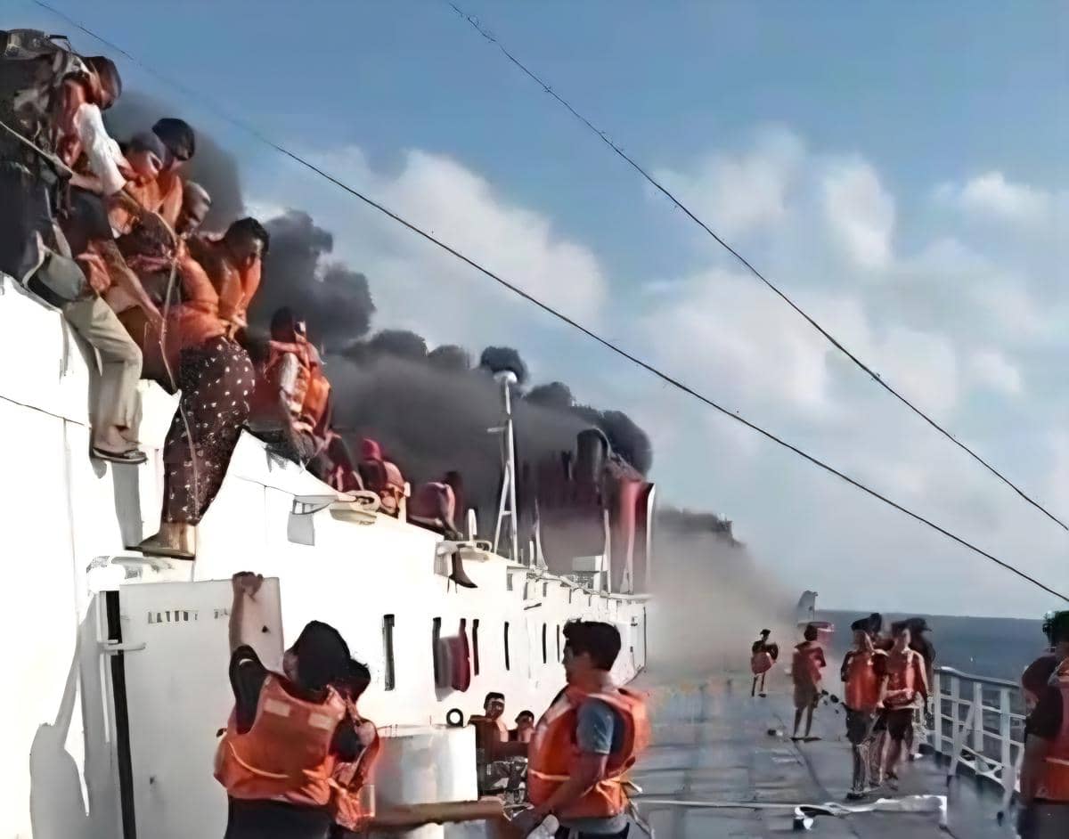 KMP Mutiara Santosa 2 Terbakar di Perairan Madura