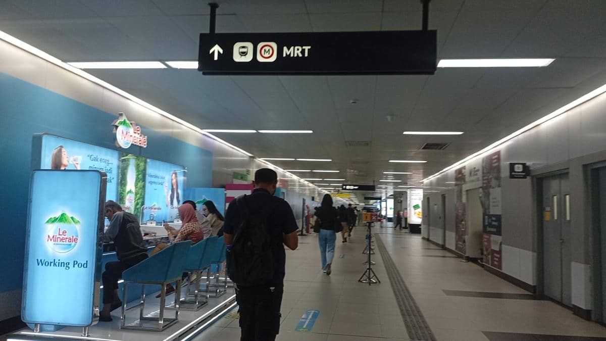 Ilustrasi kereta MRT Jakarta melintas di jalur layang dengan latar gedung-gedung di kawasan perkotaan Jakarta.