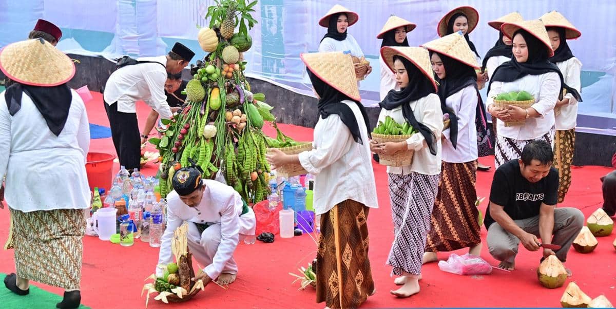 Air Berkah dan Perebutan Jembul Warnai Paperahan Ke-206 Tahun di Kalianda
