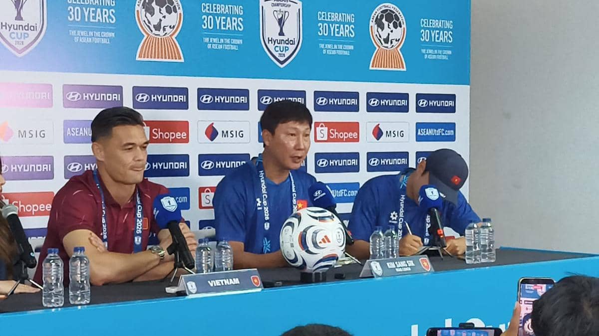 Pelatih timnas Vietnam Kim Sang-sik berbicara kepada awak media dalam konferensi pers di Bogor, Indonesia.