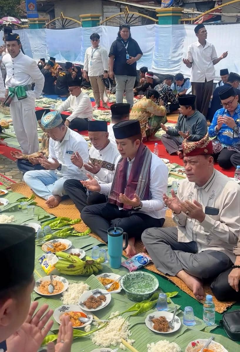 Suasana tradisi Sedekah Bumi atau Paperahan yang berlangsung di Desa Sumur Kumbang, Kecamatan Kalianda.