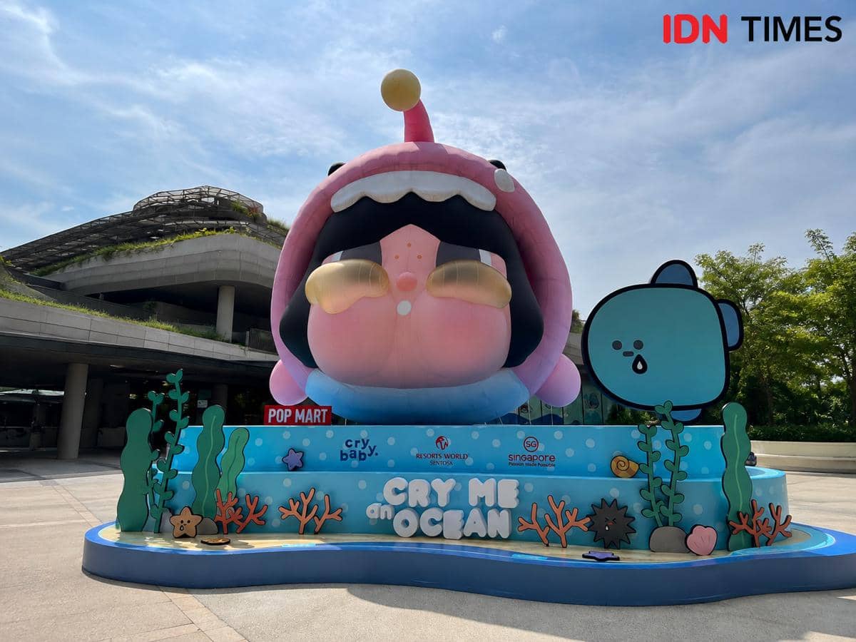 Karakter POP MART Cry Me an Ocean di Singapore Oceanarium, bagian dari suasana atraksi bertema laut