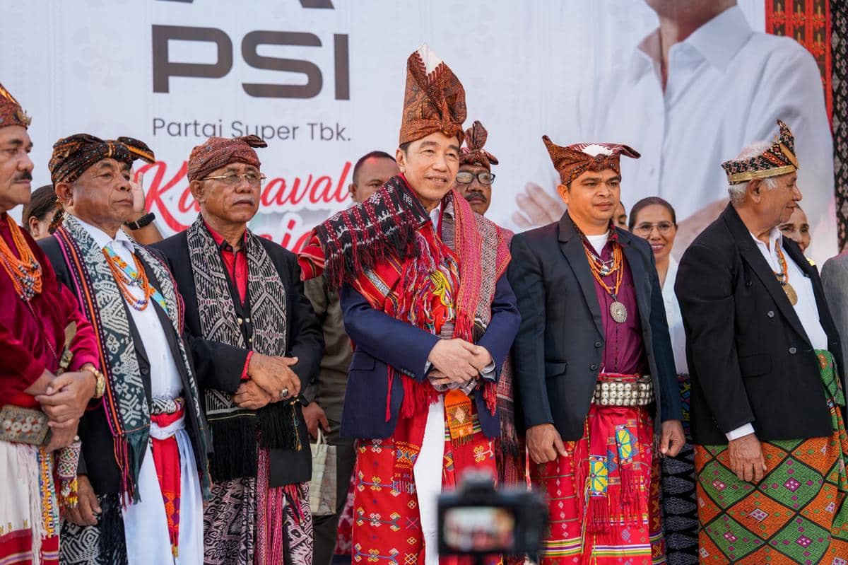 Jokowi menerima penobatan sebagai saudara Raja-raja Timor dalam acara bersama tokoh adat setempat.