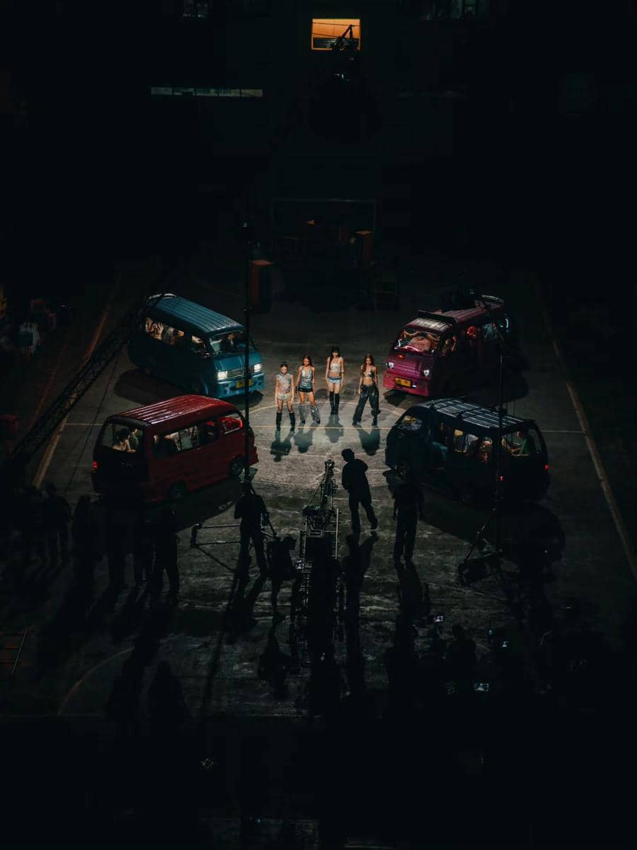 Potret Baila Furi di balik layar proses syuting video musik “honk!” oleh no na, diunggah melalui Instagram.