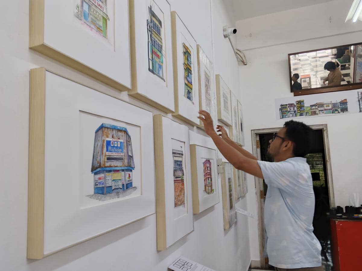 Koleksi lukisan terpajang di ruang galeri dalam pameran “Tampak Depan” karya Ody Yogi di Palembang.