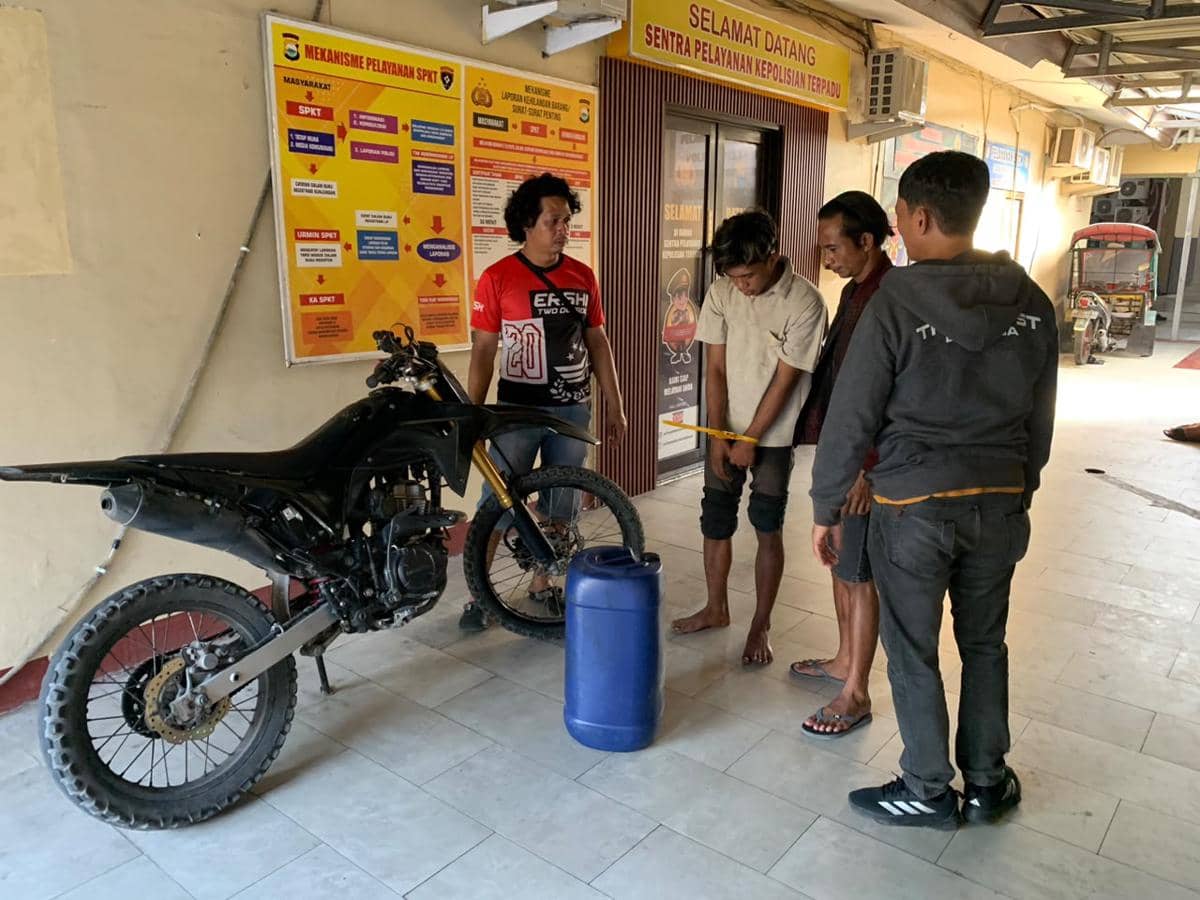 Seorang pira di Makassar ditangkap polisi karena diduga mencuri solar/Istimewa