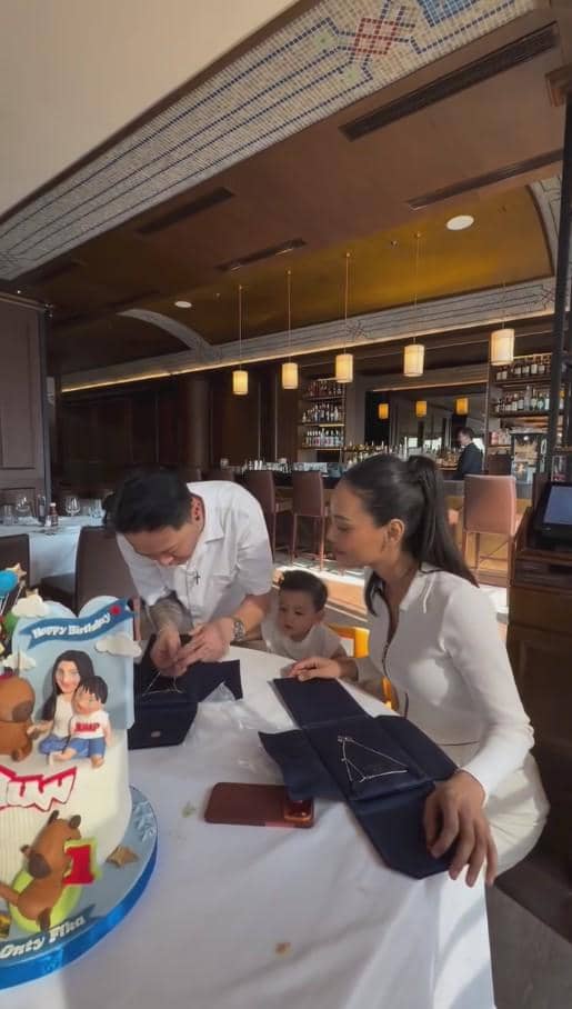 Andrew, anak Erika Carlina, merayakan ulang tahun pertamanya dalam momen yang dibagikan melalui Instagram.