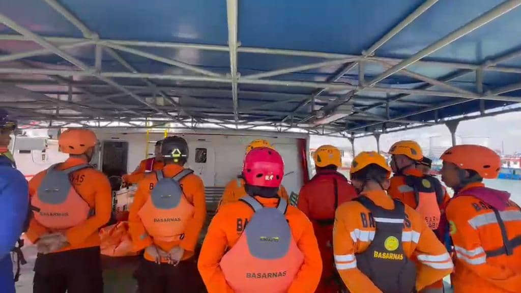 Korban Selamat KM Mutiara Sentosa 2 Dievakuasi ke Tanjung Perak