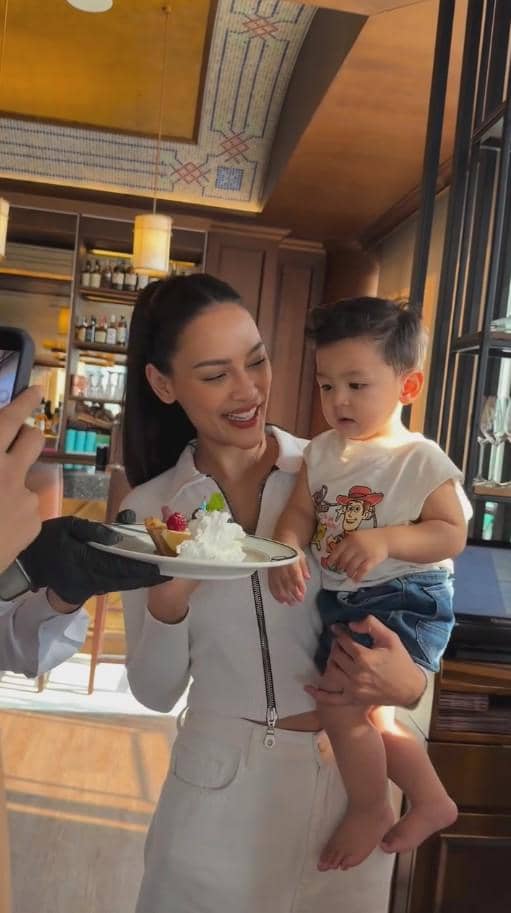 Andrew, putra Erika Carlina, merayakan ulang tahun pertamanya dalam unggahan di Instagram raxneil_