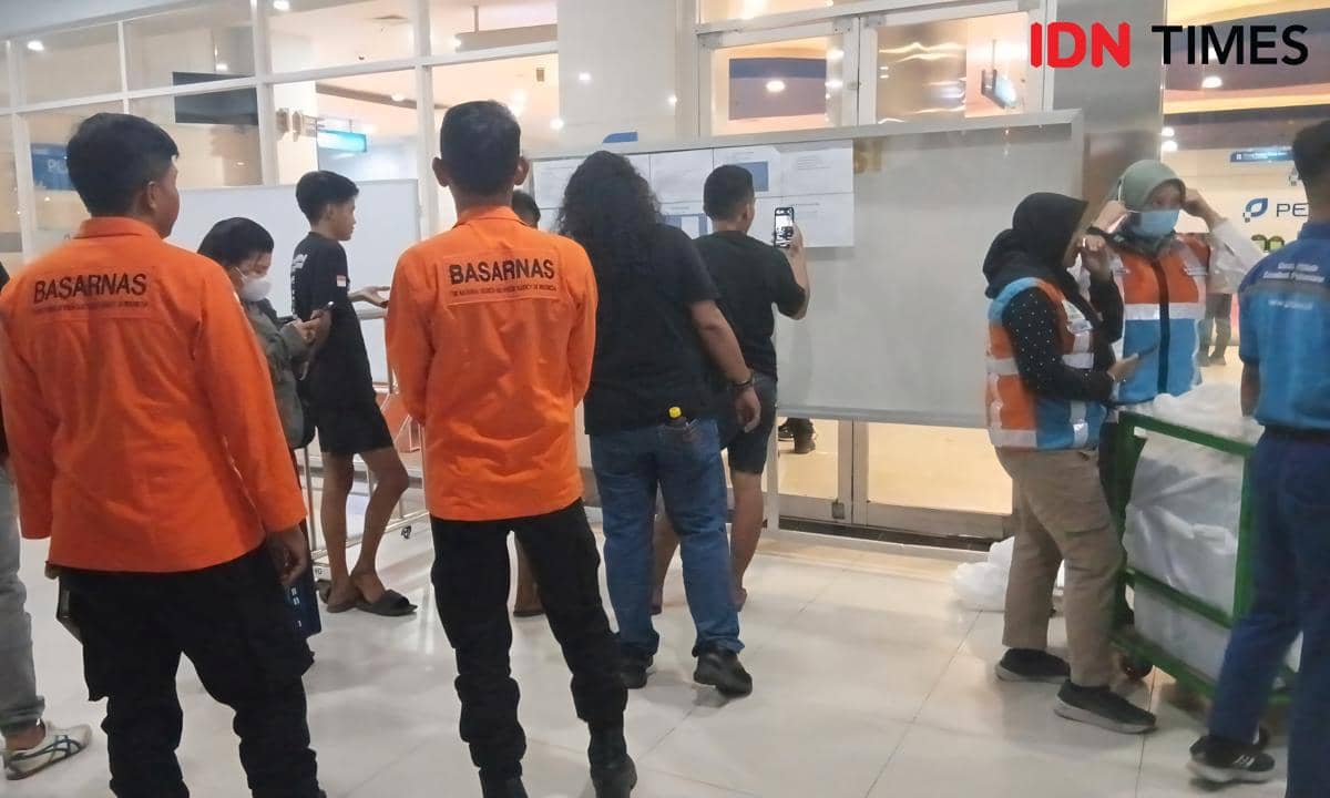 KM Mutiara Sentosa 2 Terbakar, Keluarga Menanti Kabar Orang Tercinta