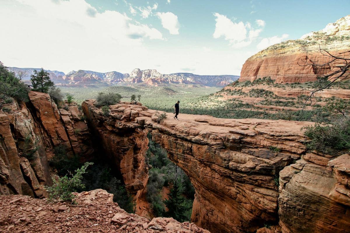 potret seorang pria berdiri di Devil's Bridge