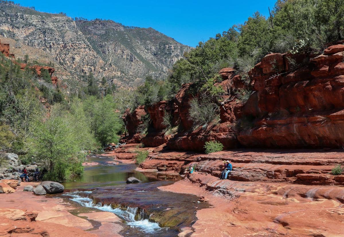 potret orang-orang tengah bersantai di Slide Rock State Park