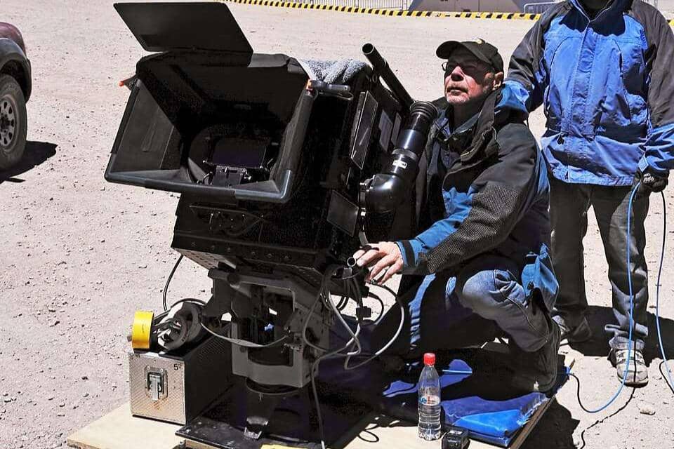 Direktur Fotografi untuk film IMAX® 3D Hidden Universe, Malcolm Ludgate, dengan kamera IMAX.