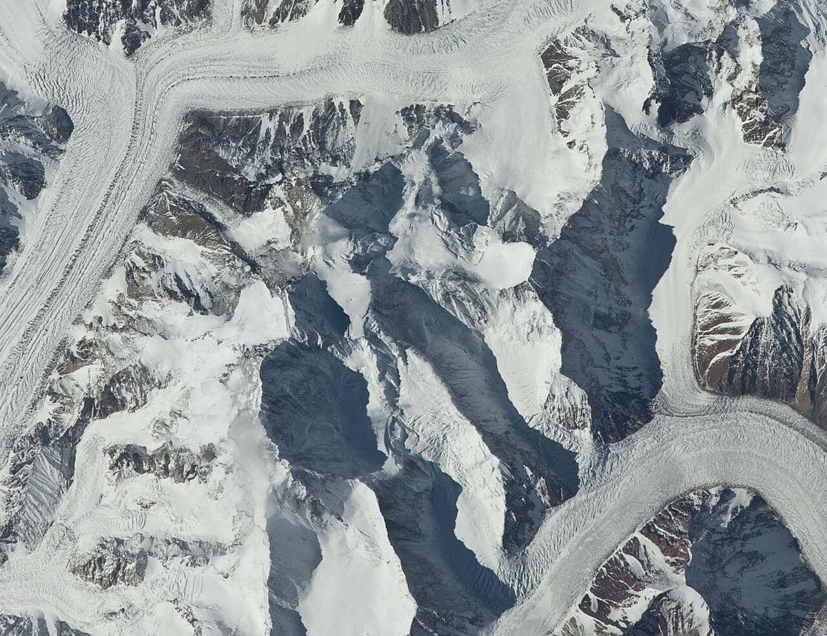 potret Broad Peak dan K2 dari udara