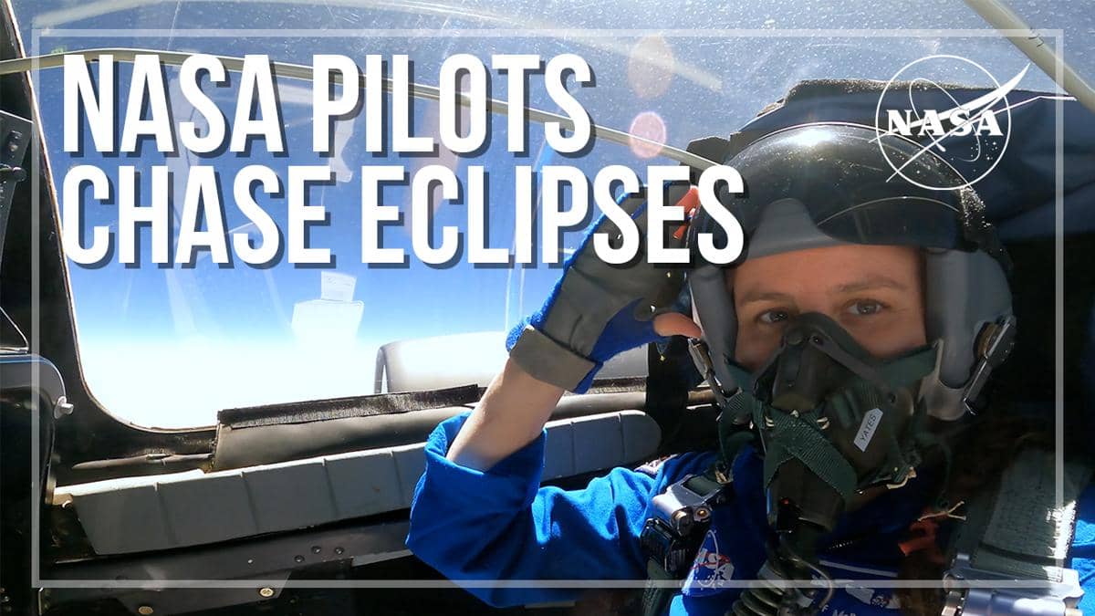 Pilot NASA di kokpit pesawat WB-57 untuk penelitian gerhana Matahari