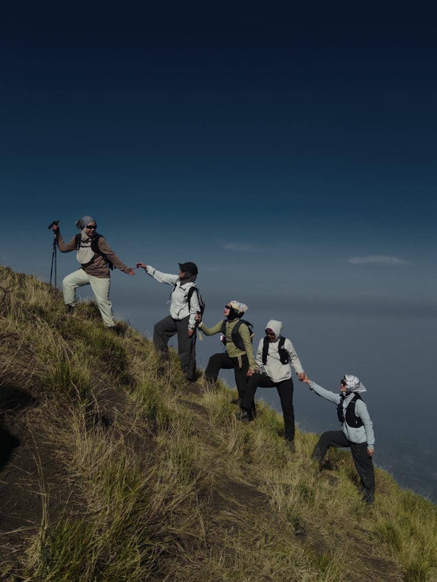 Dara Arafah, Anisa Rahma dan Geng Mendaki Gunung Merbabu (instagram.com/dindahw)