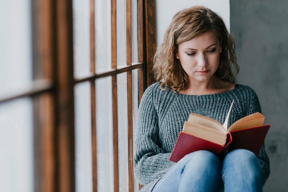 ilustrasi perempuan mengalami book hangover