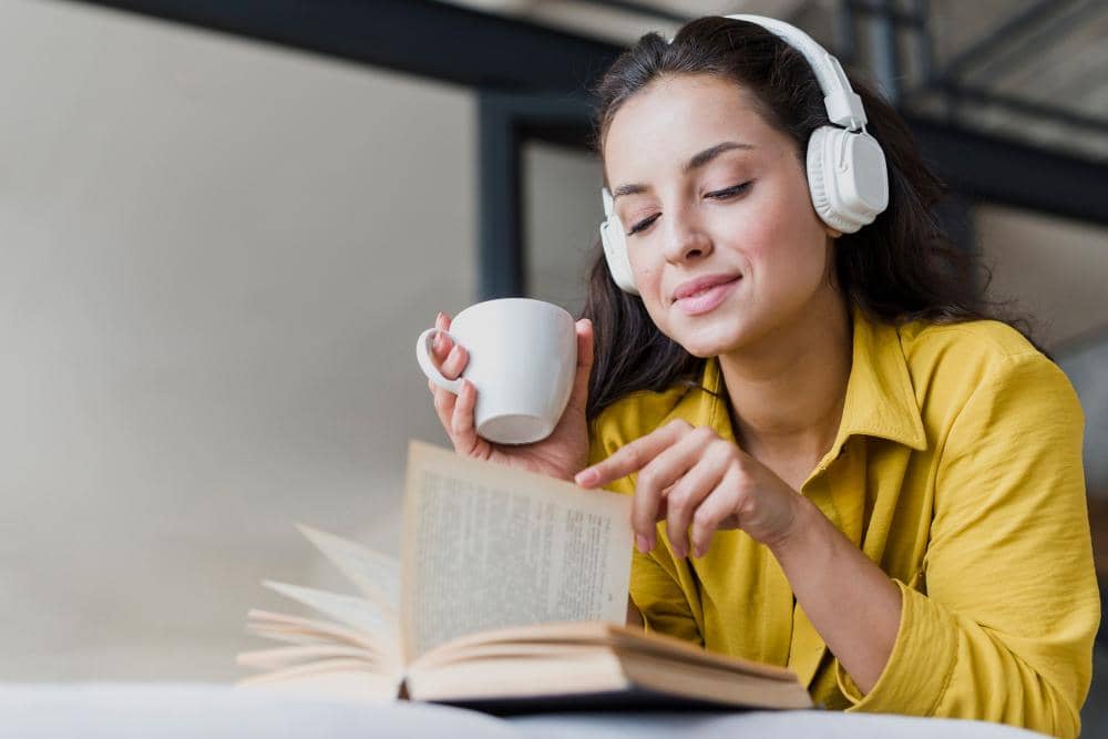 ilustrasi perempuan menggunakan headphone