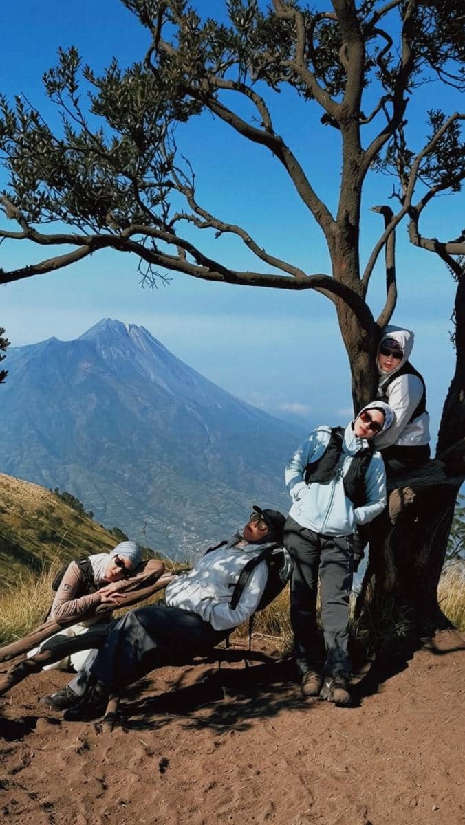 Dara Arafah, Anisa Rahma dan Geng Mendaki Gunung Merbabu (instagram.com/daraarafah)