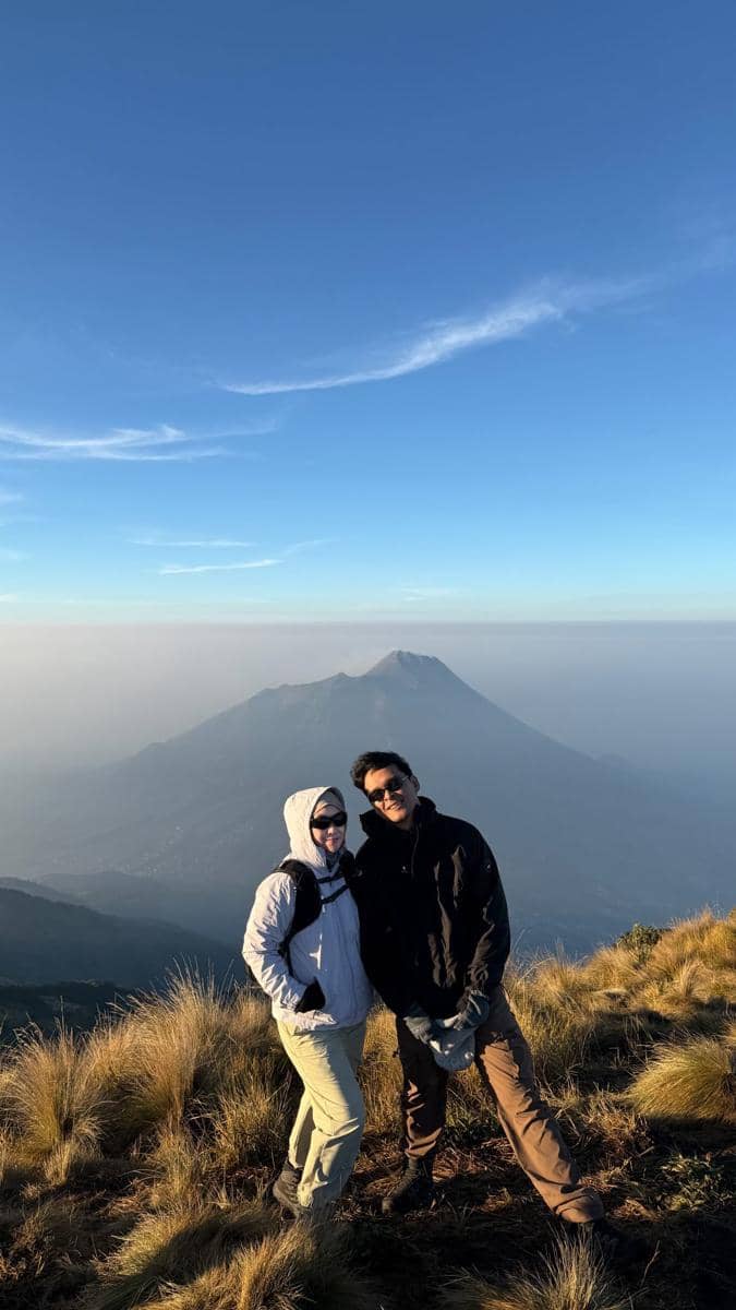 Dara Arafah, Anisa Rahma dan Geng Mendaki Gunung Merbabu (instagram.com/anisarahma_12)