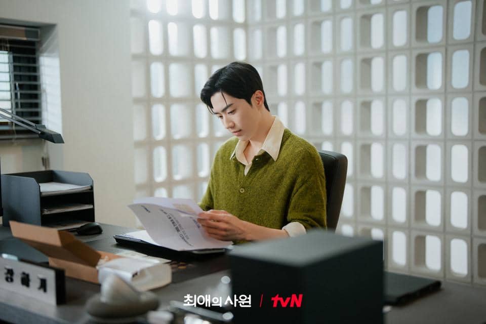 Potongan gambar promosi drama Korea My Bias, My Boss dari tvN, menampilkan para pemeran dalam adegan serial.