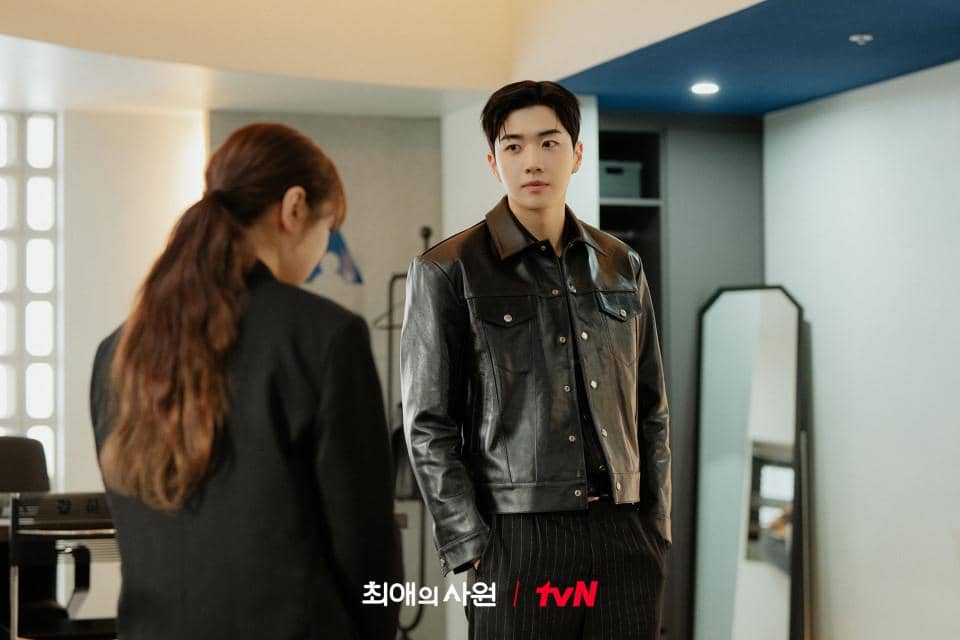 Potongan gambar promosi drama My Bias, My Boss dari tvN yang memperlihatkan suasana adegan dalam serial tersebut.
