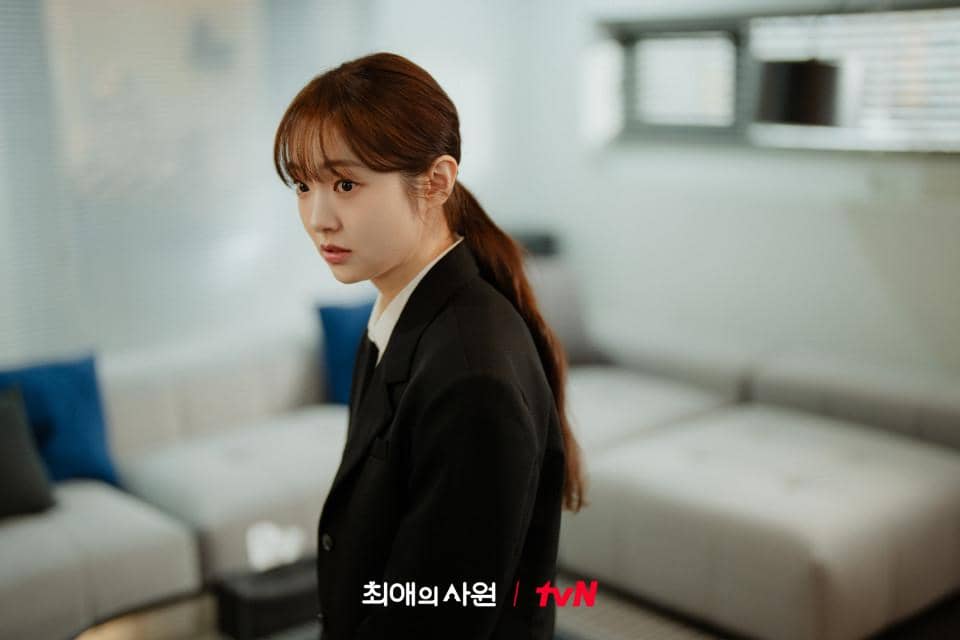 Potongan adegan promosi drama My Bias, My Boss produksi tvN dalam materi still cut resmi serial tersebut.