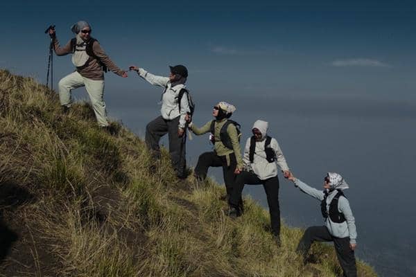 7 Potret Dara Arafah, Anisa Rahma dan Geng Mendaki Gunung Merbabu