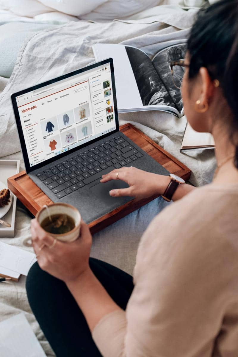 wanita sedang menjadi admin online shop