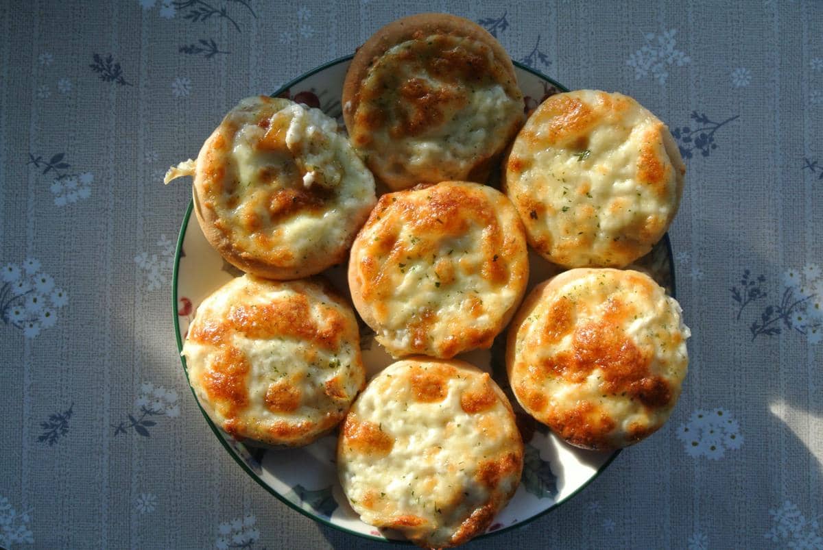 ilustrasi sajian baked mac and cheese cups