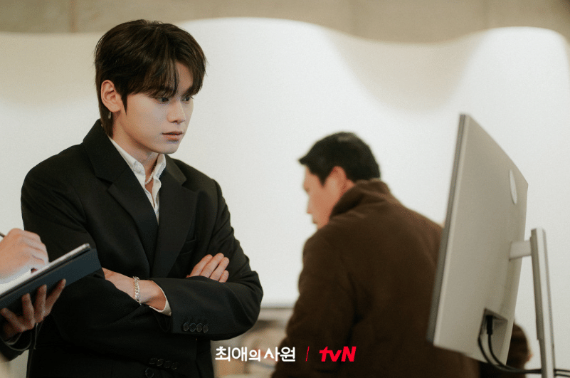 Cha Woo Min di drama My Bias, My Boss