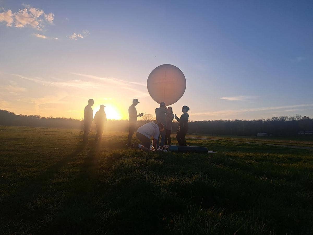 Mahasiswa menyiapkan balon ilmiah untuk penelitian gerhana Matahari