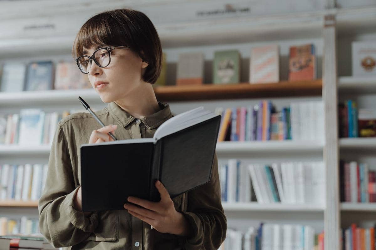 5 Keuntungan Punya Jurnal Baca Buku Pribadi untuk Setiap Pembaca