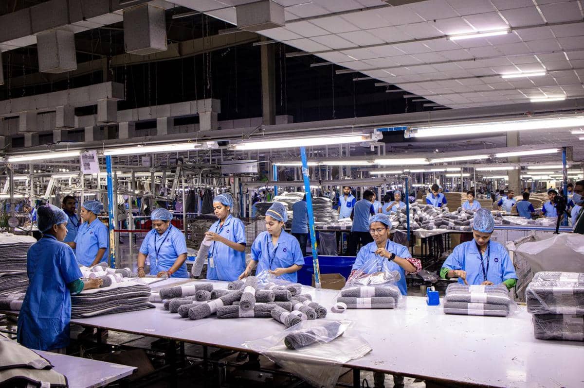 ilustrasi sekelompok pekerja yang berorganisasi di industri tekstil di lingkungan pabrik