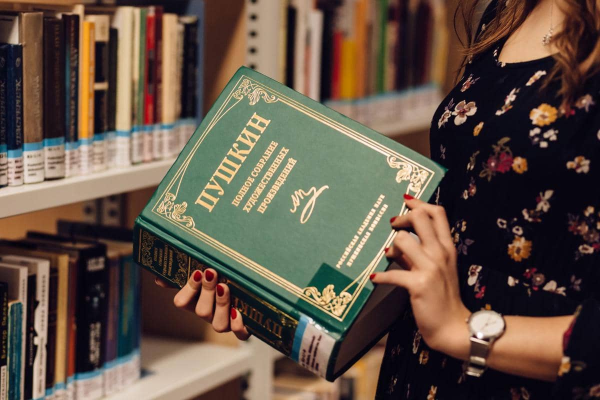 5 Cara Bedakan Buku Preloved Asli dan Bajakan di Marketplace