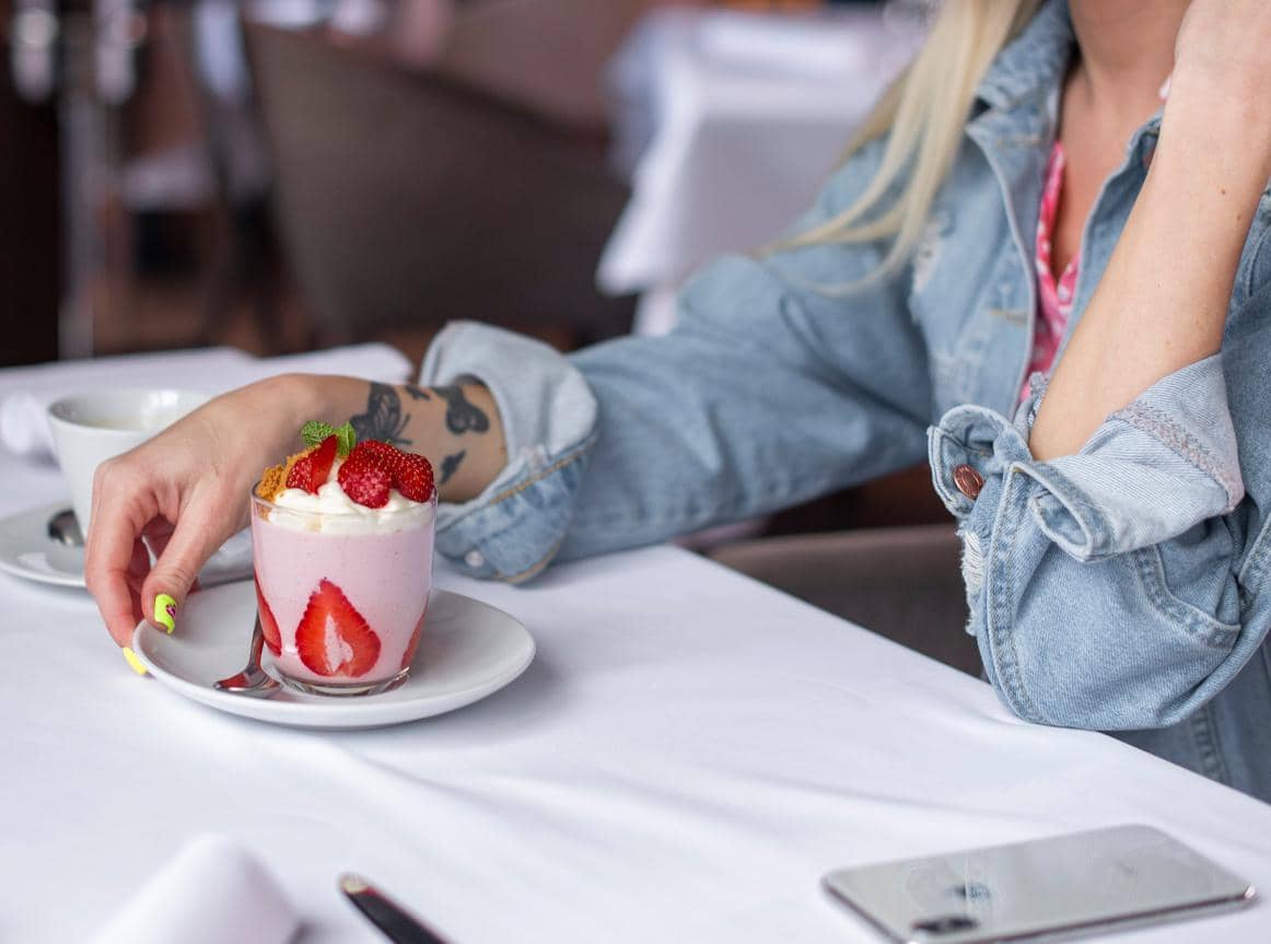 ilustrasi menikmati sajian puding strawberry susu