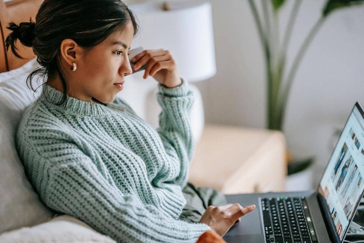 seorang wanita sedang membaca deskripsi produk