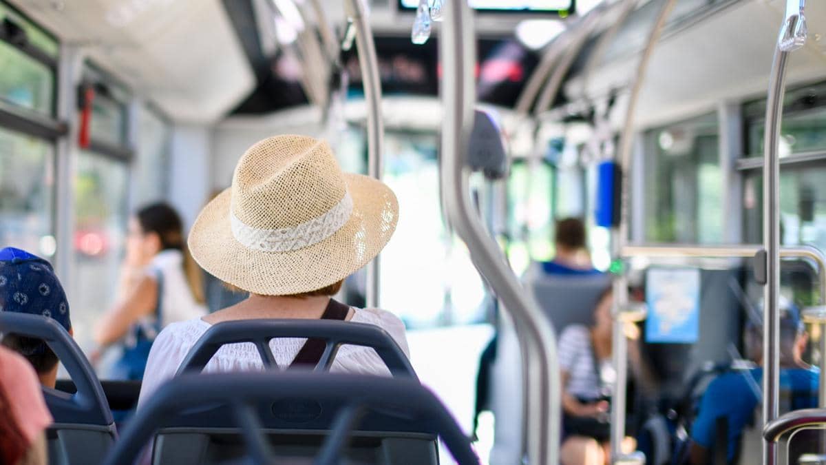 ilustrasi suasana naik transportasi umum (pexels.com/Margo Evardson)