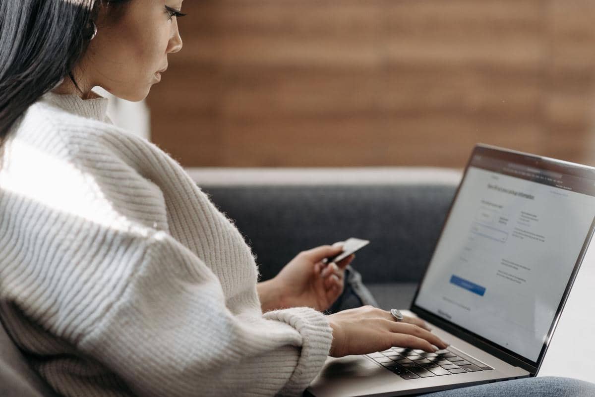 melakukan transaksi pembayaran melalui online