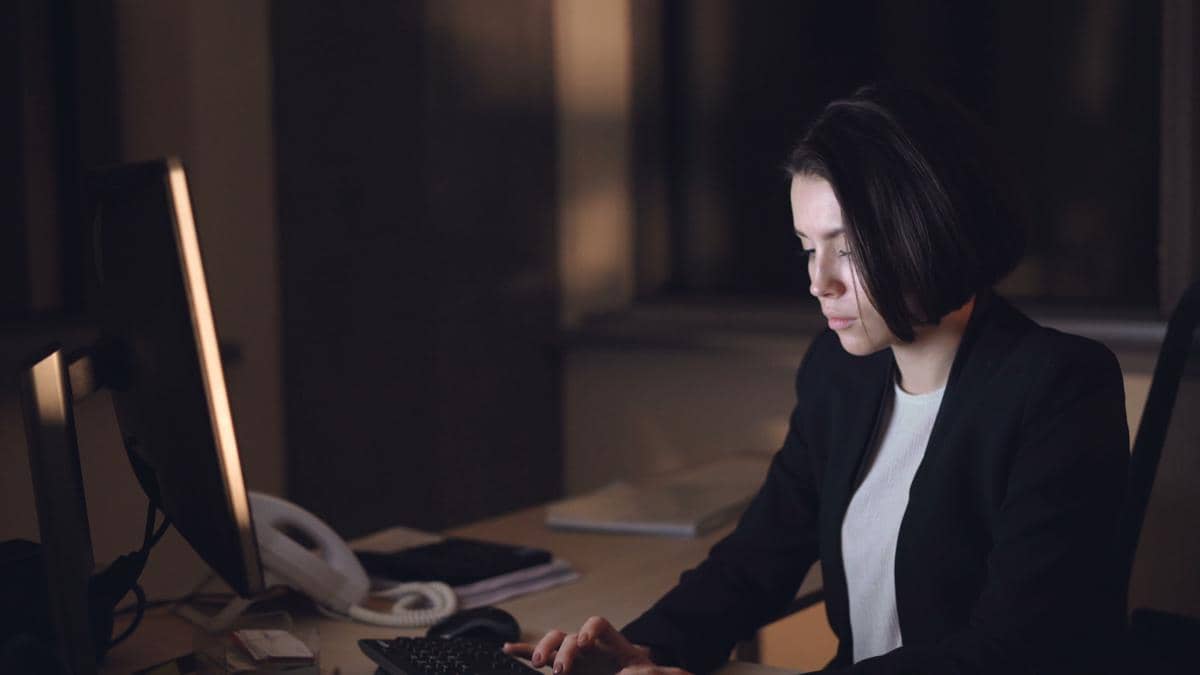 Ilustrasi pekerja yang tetap bekerja lembur di depan laptop, menggambarkan aktivitas kerja hingga larut malam.